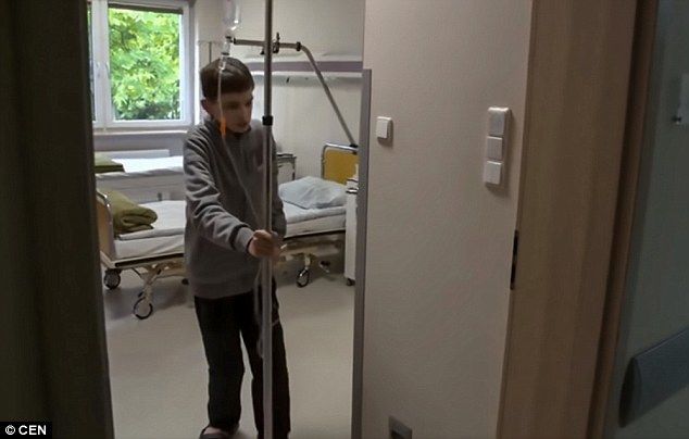 Из-за редкой болезни 25-летний поляк стал похож на ребенка