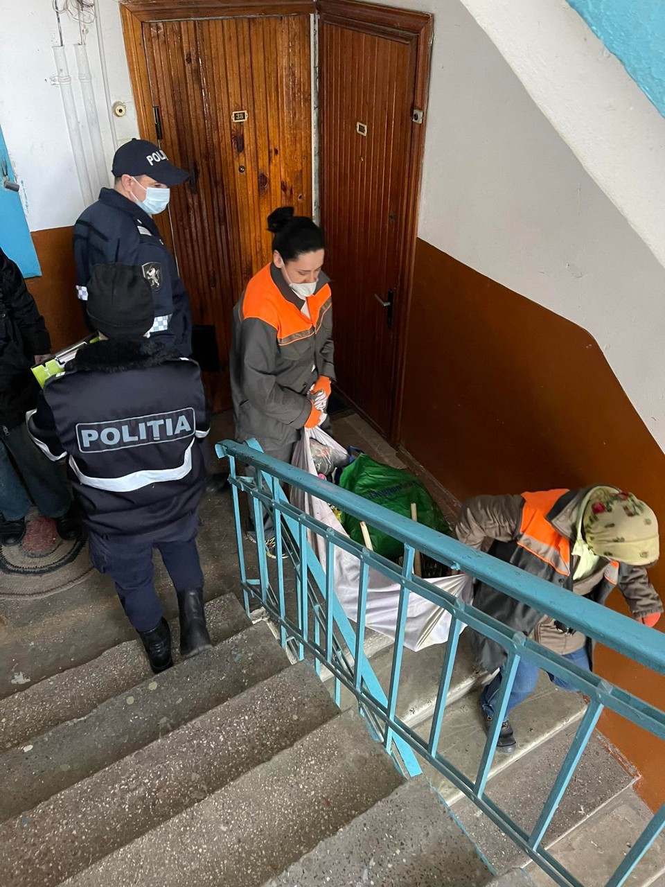 В Кишиневе из квартиры вывезли два прицепа мусора после жалобы соседей