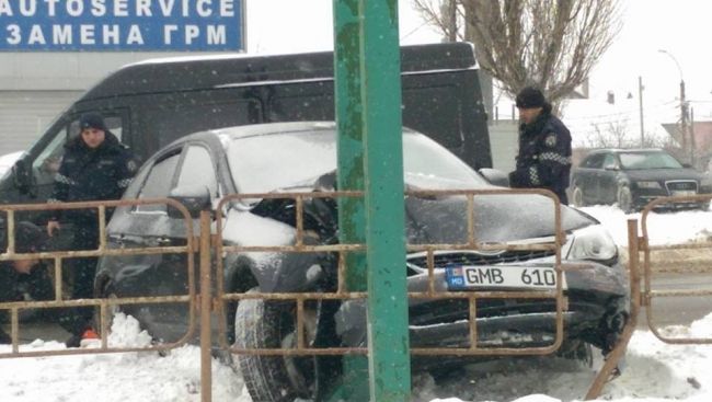 Водитель Subaru влетел в опору рекламного щита на Телецентре