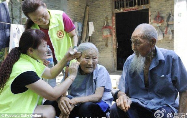 Китайская пара сделала первую свадебную фотосессию после 80 лет брака