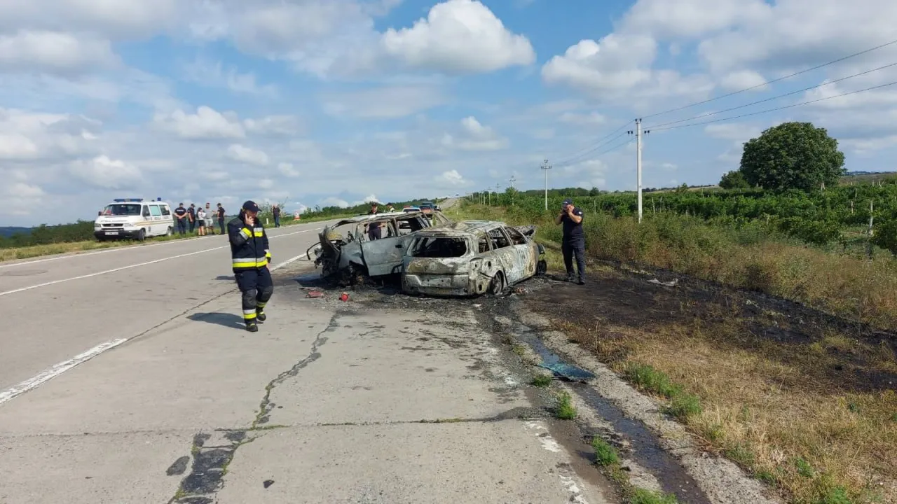 Două mașini s-au tamponat și au luat foc la Strășeni: Cinci persoane au murit
