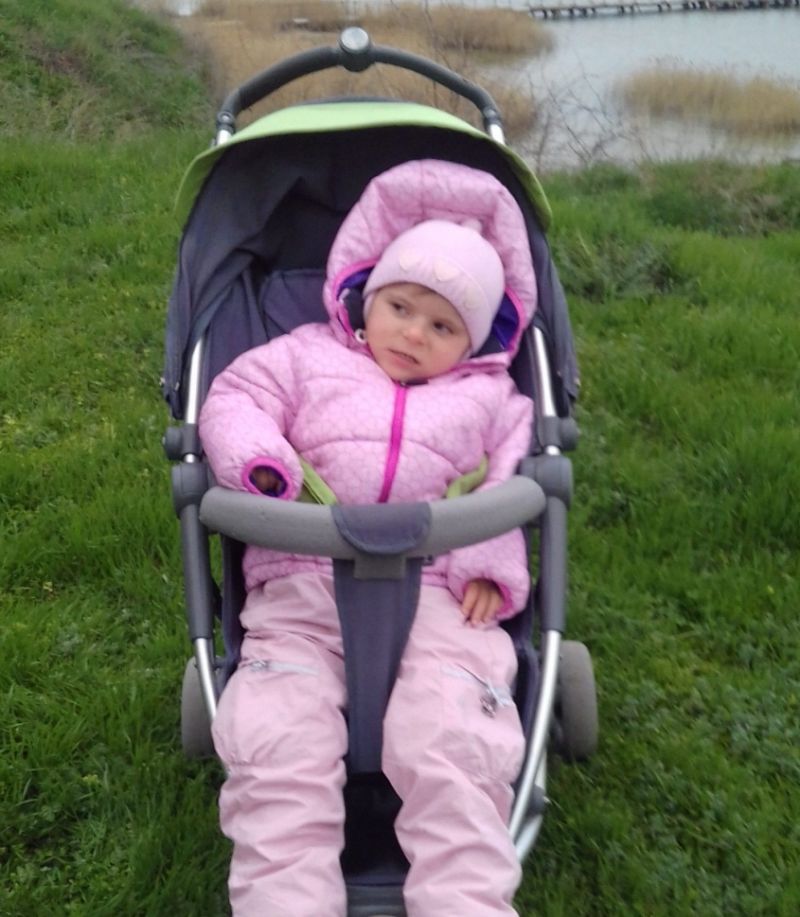 Bătute cu bestialitate de mamă. O bunică își crește singură nepoțelele