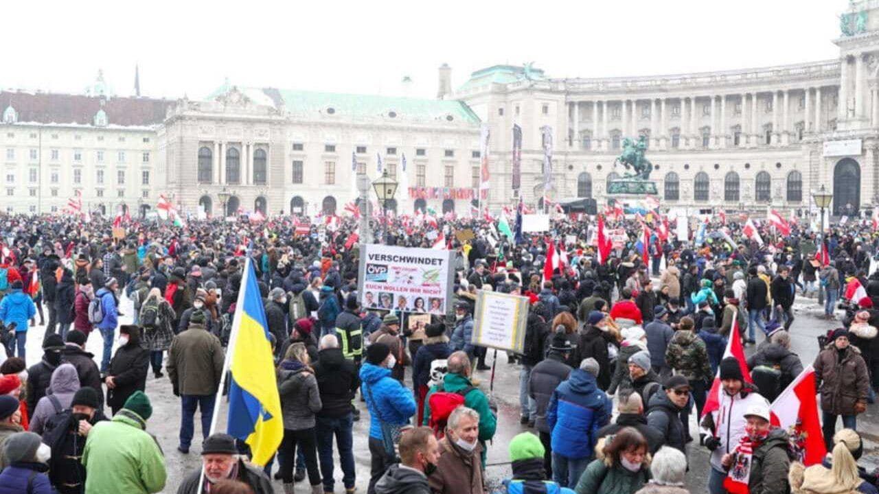В Вене тысячи людей выступили против обязательной вакцинации