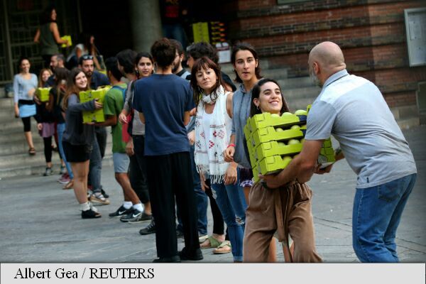 Catalonia: Secții de votare ocupate de alegători pentru a garanta referendumul