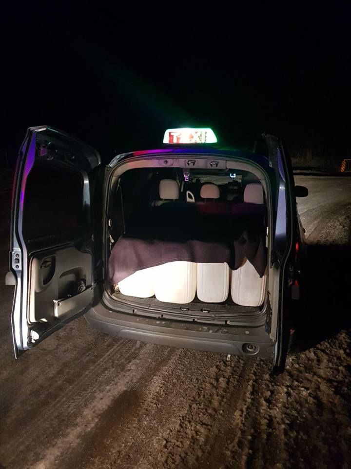 Transporta 400 de litri de alcool fără acte. Șoferul unui taxi, reținut