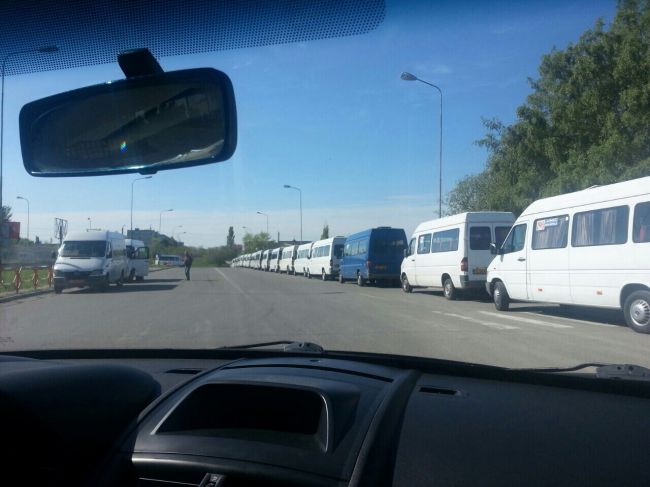 Peste 25 de rute de microbuz, parcate in fata unui mall din capitala