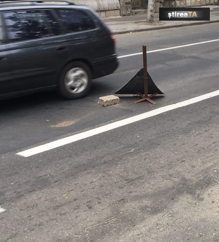 Gaură în asfalt pe o stradă din Capitală. Soluția inedită pentru a evita zona