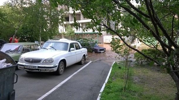 В Киеве улицу затопило ржавой водой