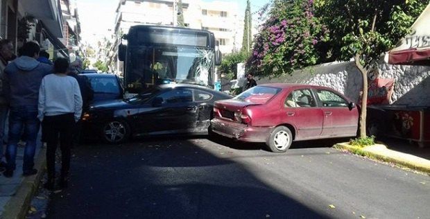 В Греции неуправляемый автобус протаранил 12 авто