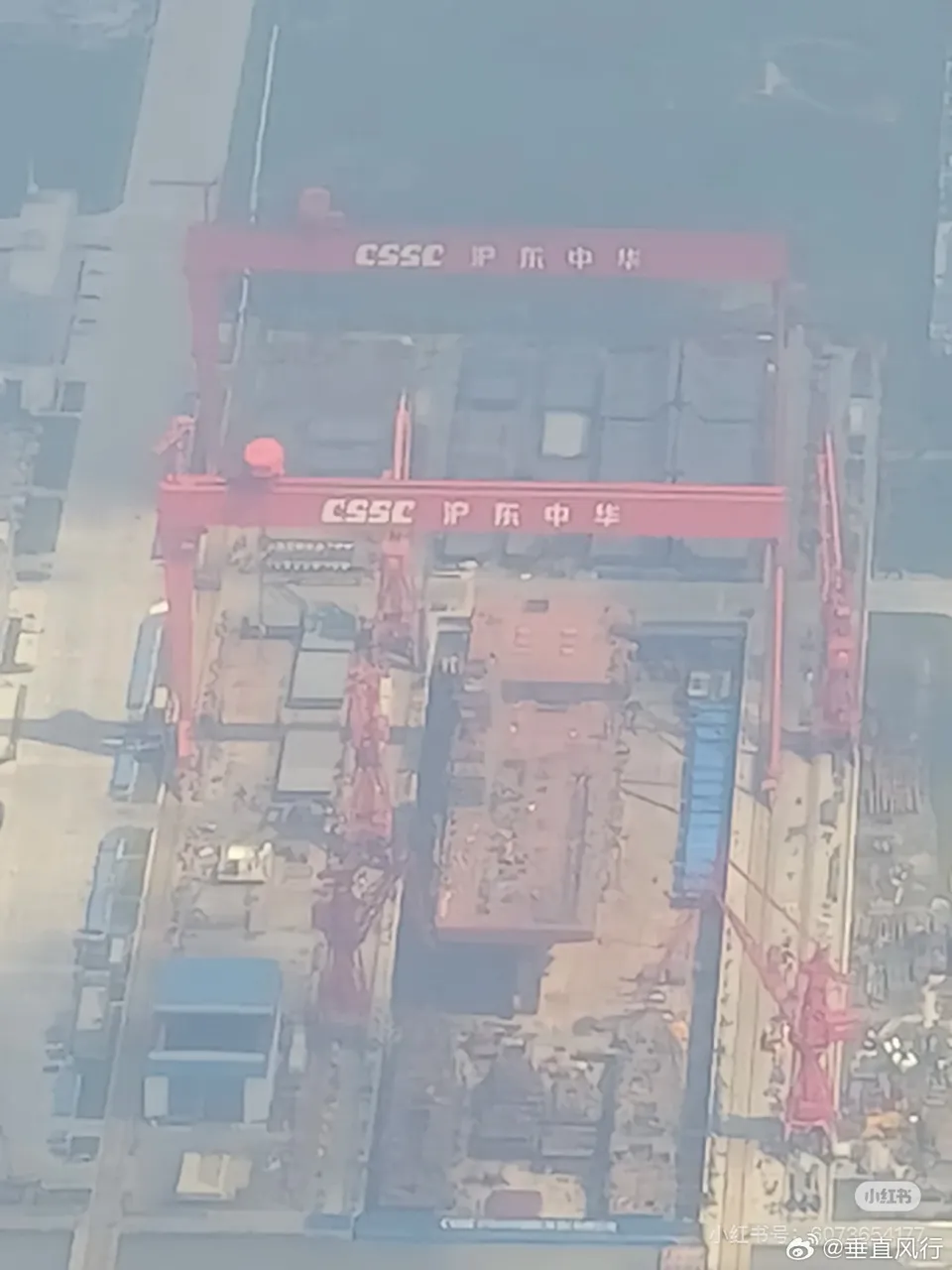 Imagini din satelit arătă construcția celei mai mari nave de asalt din lume