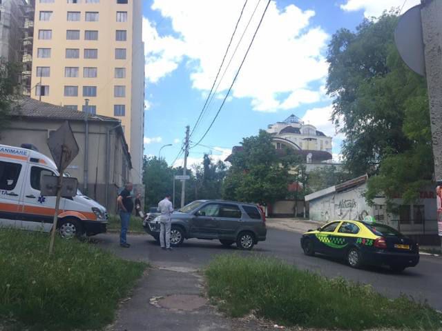 Un prezentator TV din Moldova, implicat în accident! A fost luat de ambulanță