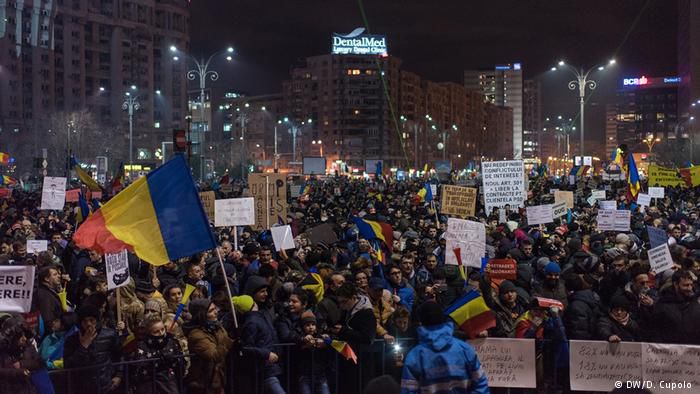 Тысячи жителей Румынии вновь вышли на марш в поддержку антикоррупционных мер