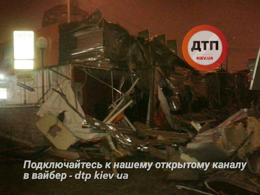 Трактористы в балаклавах уничтожили рынок в Киеве