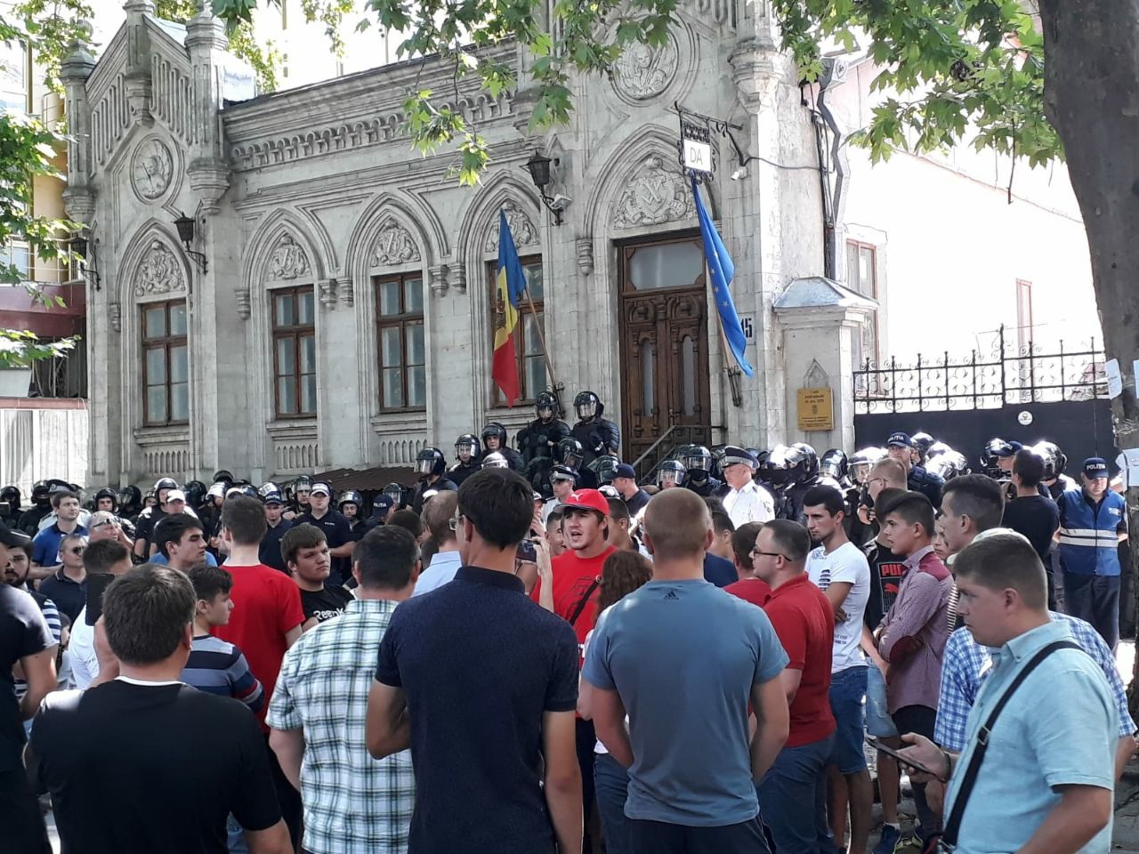 У офиса партии "Платформа DA" полицейских было больше, чем протестующих