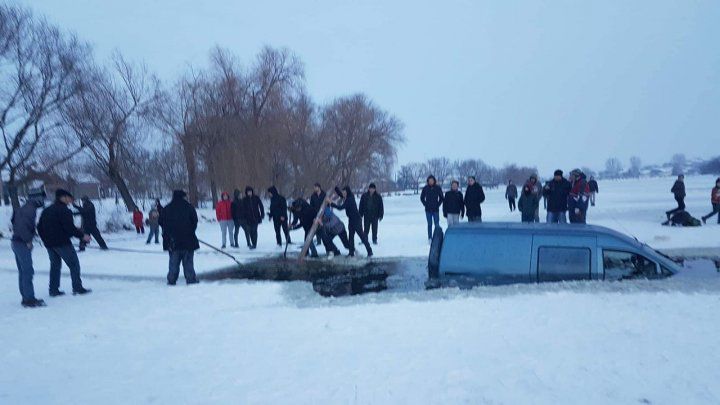 Машина провалилась под лёд в Сынжерейском районе