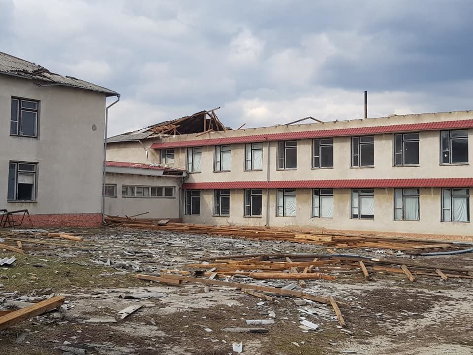 Территорию школы, чью крышу разрушил ветер, привели в порядок