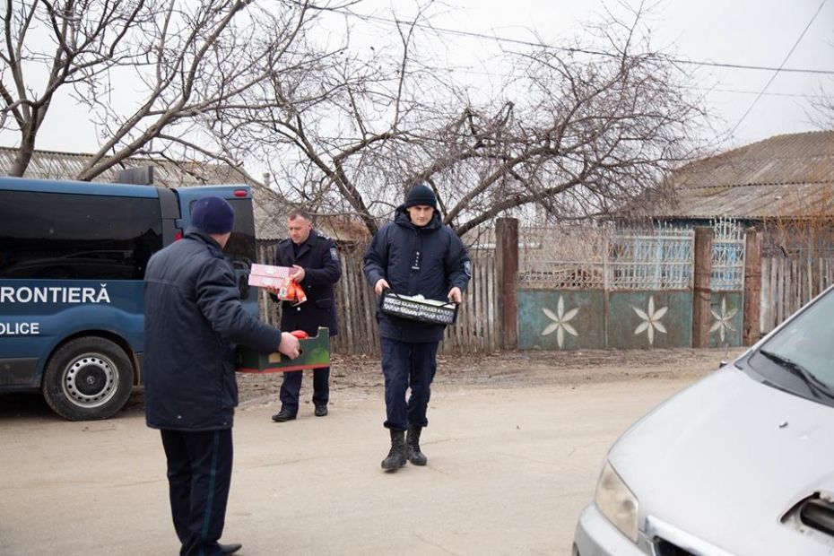 Сотрудники пограничной полиции раздали подарки малообеспеченным семьям