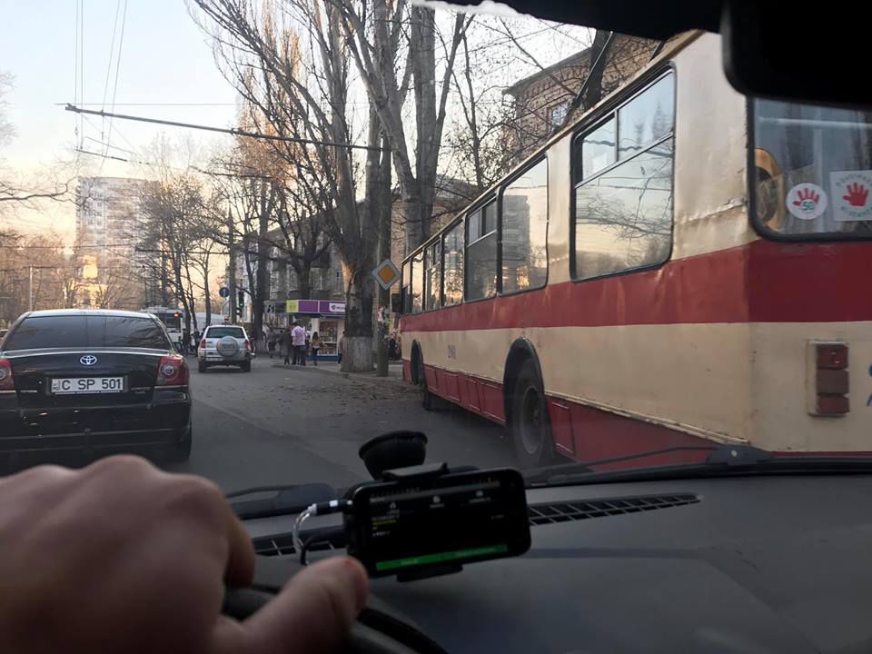 В Кишиневе этим утром троллейбус врезался в дерево