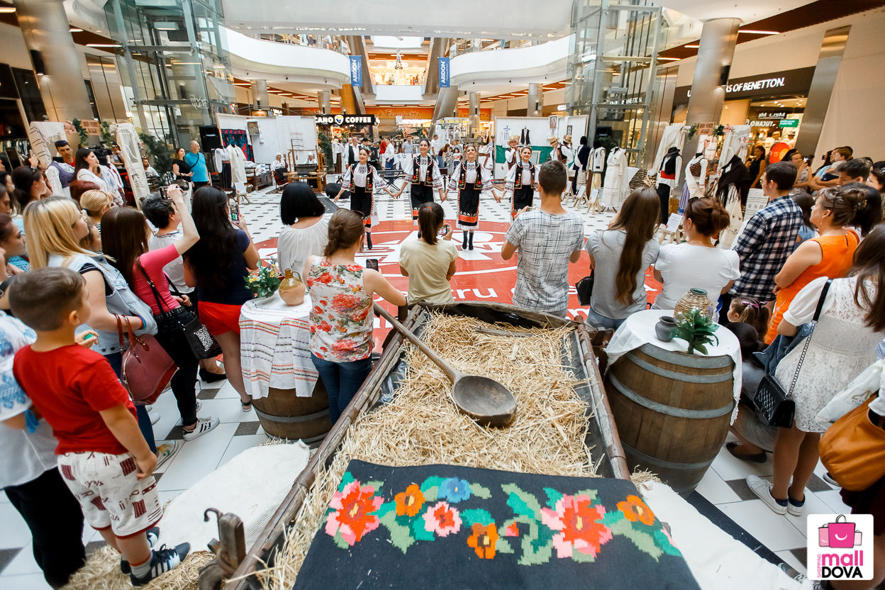 В Shopping MallDova проходит выставка народных костюмов ®