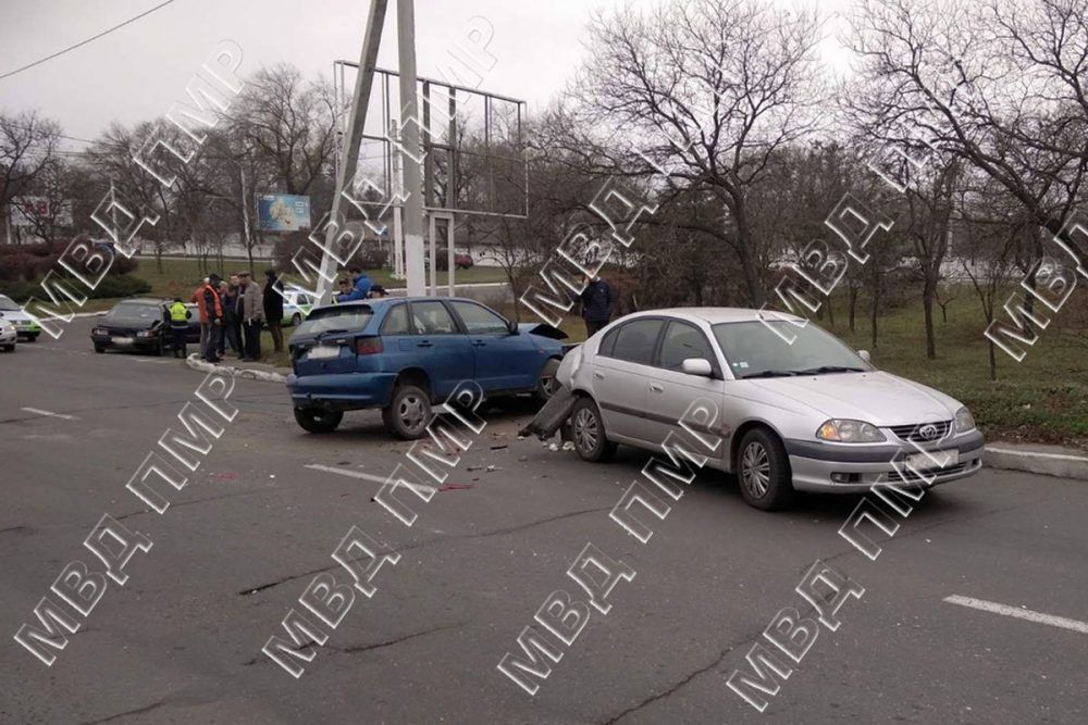 Две подряд аварии произошли в Бендерах у поста ГАИ