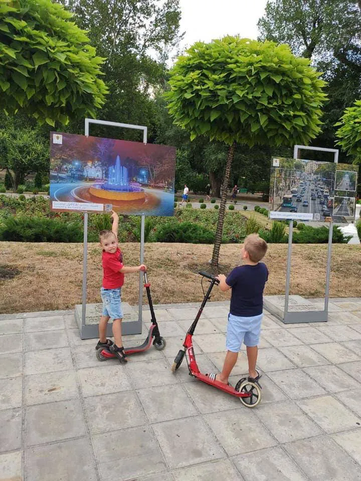 В сквере у Триумфальной арки открыта фотовыставка реализованных проектов