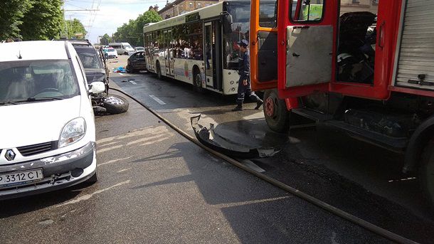 В Запорожье столкнулись десять авто и автобус