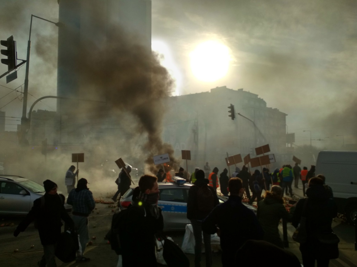 Протестующие в Варшаве польские фермеры рассыпали на дороге яблоки