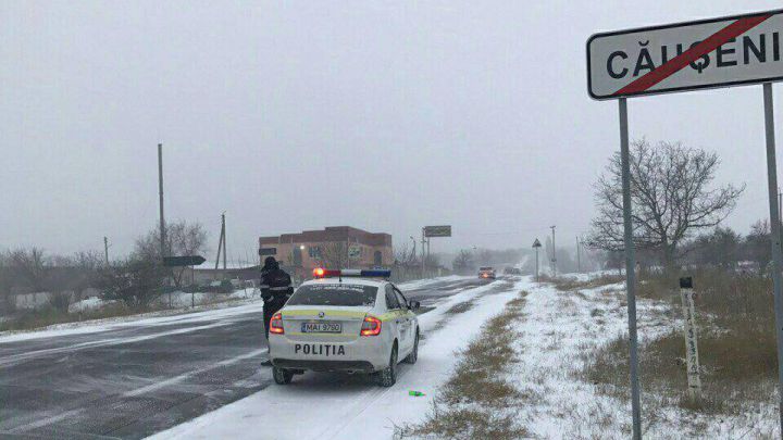 Drumuri înzăpezite. Poliţiştii de patrulare acordă ajutor conducătorilor auto