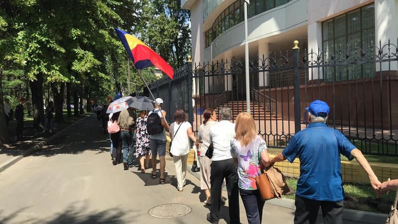 Сторонники Андрея Нэстасе и Майи Санду протестовали у здания Парламента