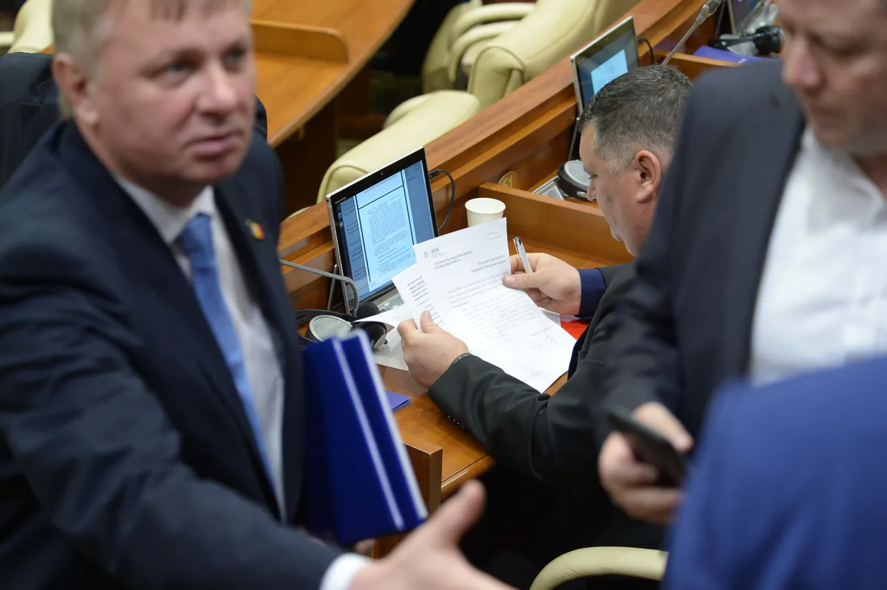 Deputații strâng semnături pentru demiterea lui Grosu din funcția de președinte al Legislativului