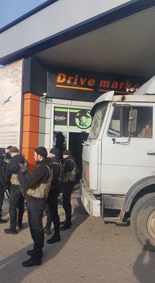 Под Черноморском неизвестные захватили заправку
