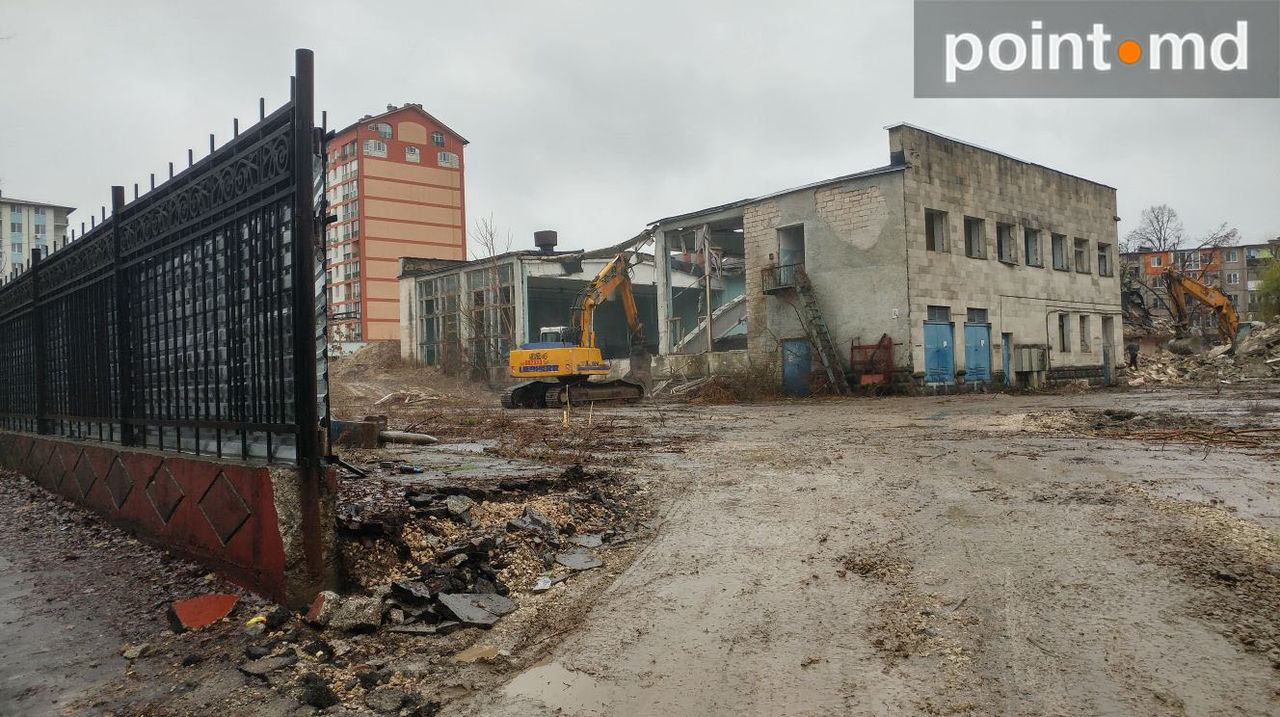 На месте полуразрушенной "Юности" началось строительство