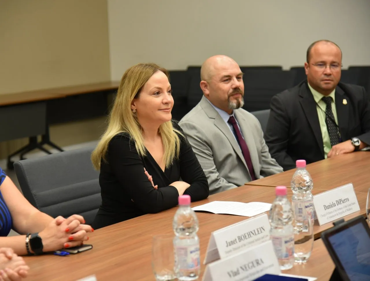 Un diplomat american din Moldova, decorat cu medalia MAI „Pentru cooperare”
