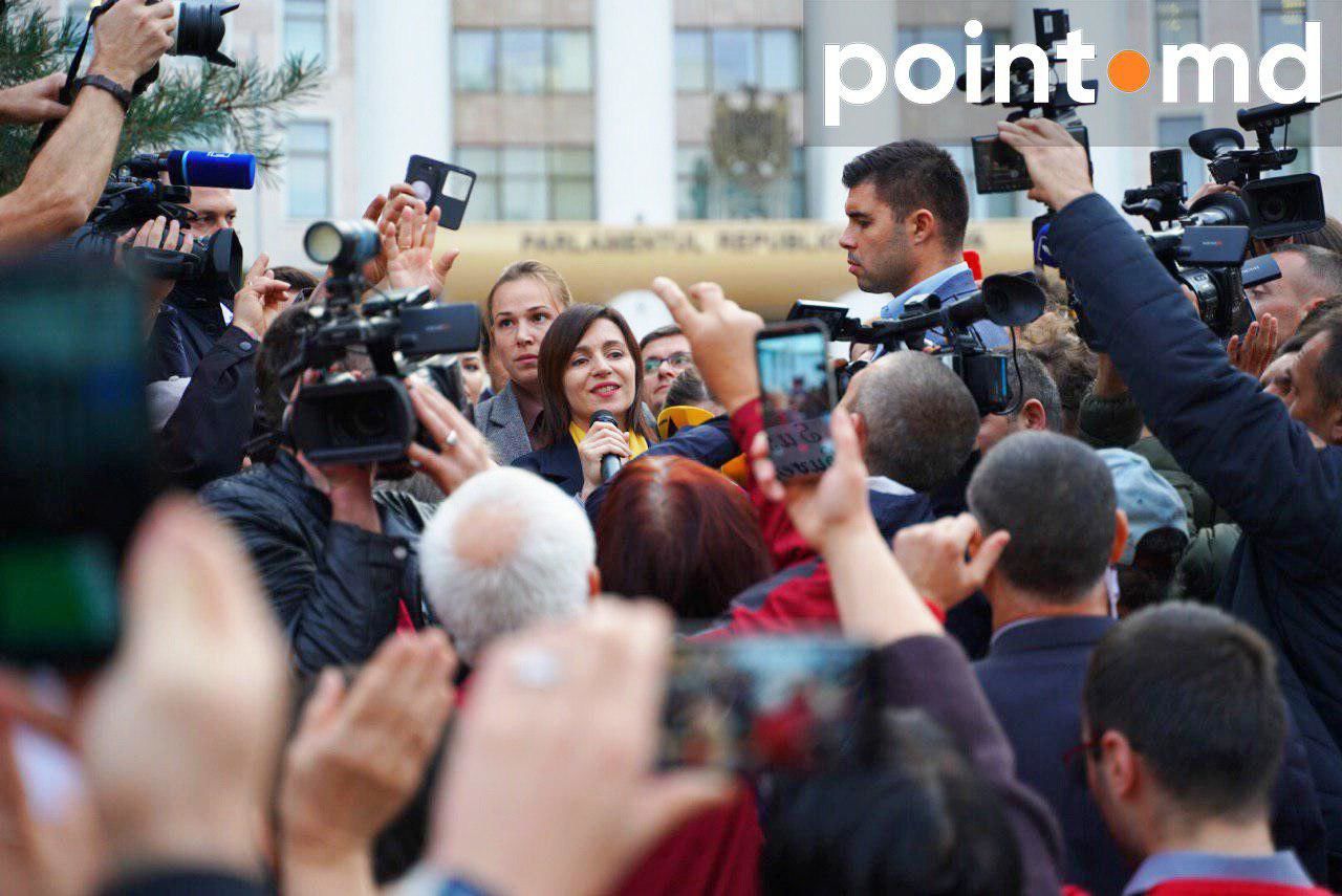 Перед парламентом протестовали сторонники блока ACUM