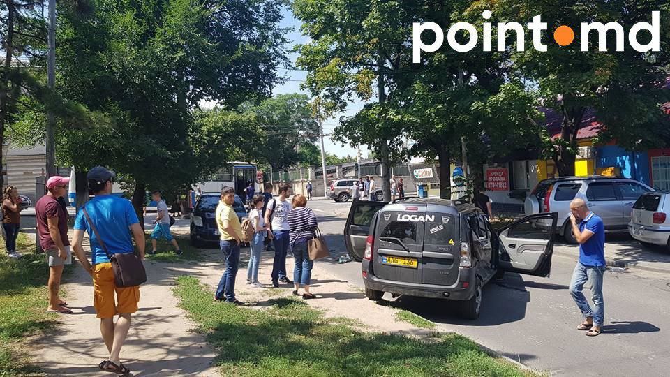 В центре Кишинева столкнулись такси и автобус