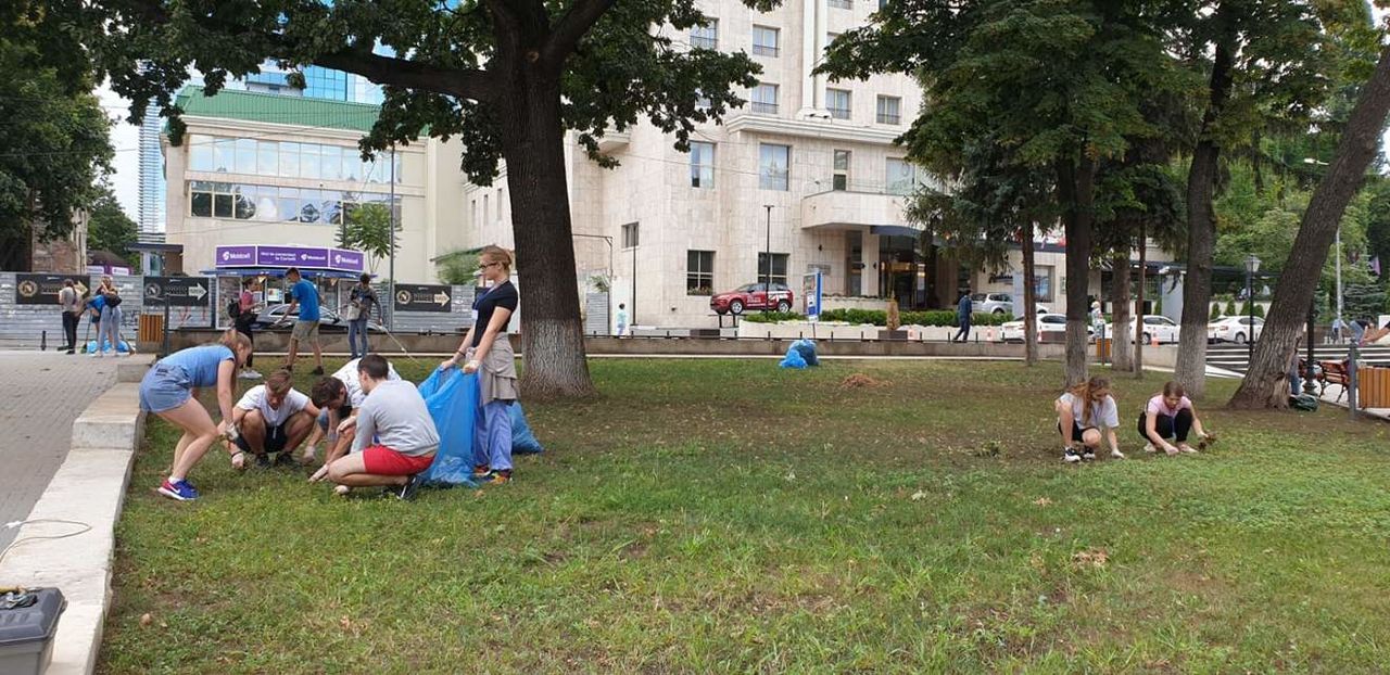 Сквер перед театром Чехова преобразился