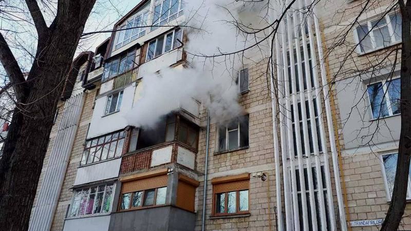 Два человека пострадали в трех пожарах за минувшие сутки