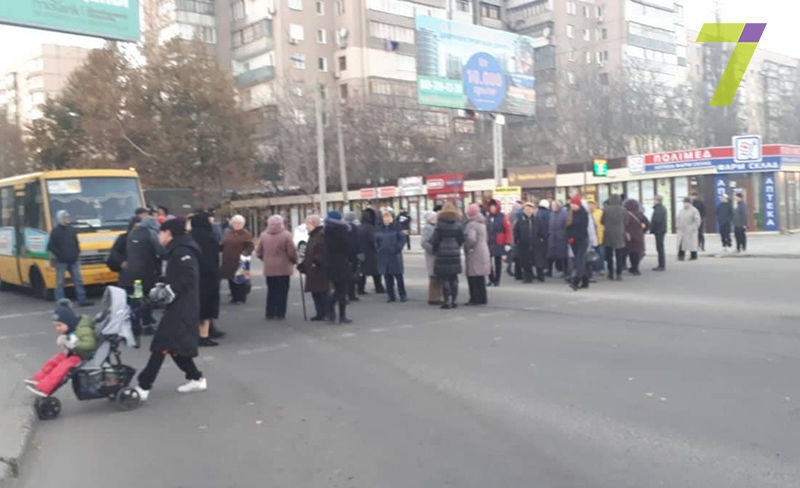 Из-за отсутствия отопления в Одесской области люди перекрыли дорогу