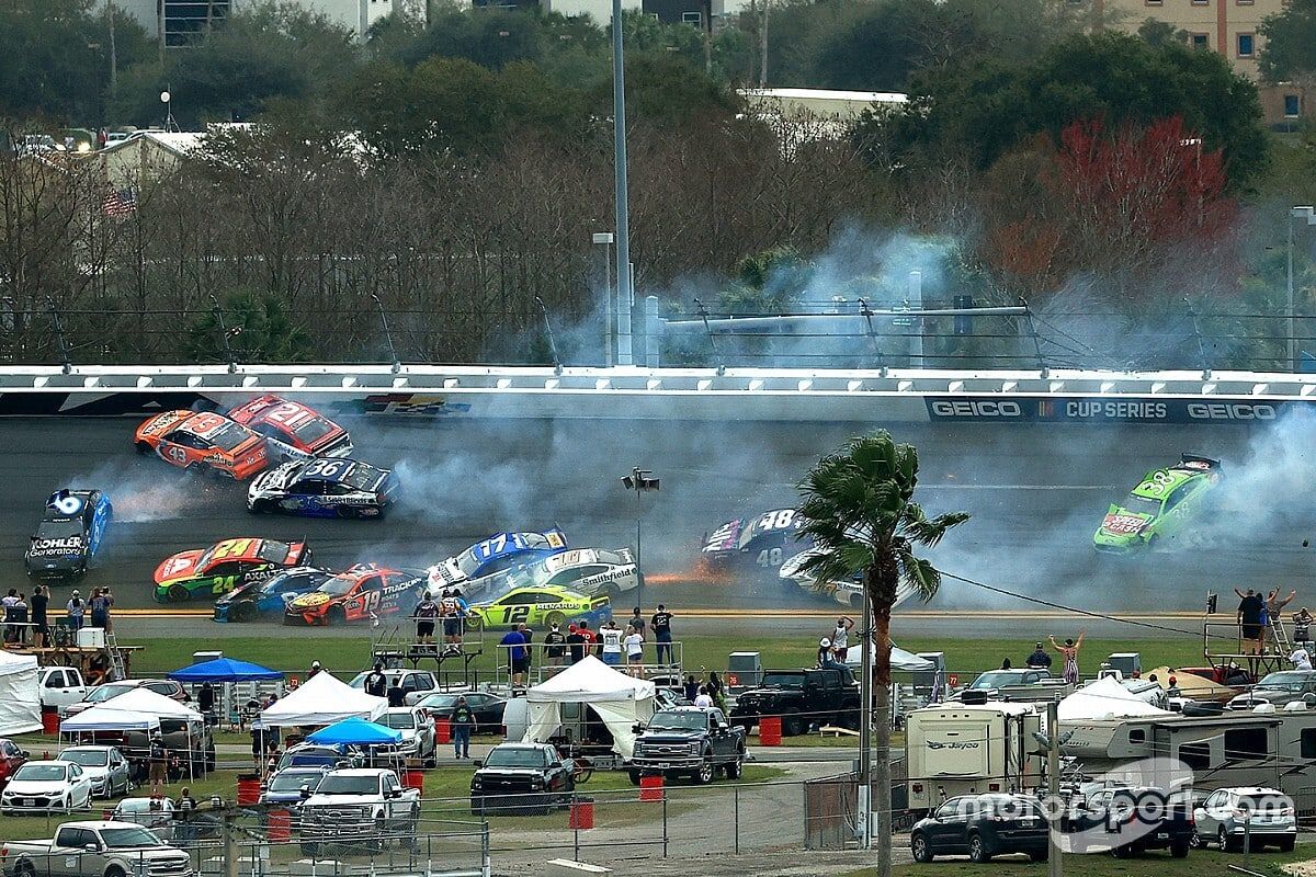 В гонке NASCAR произошла авария с участием 16 автомобилей