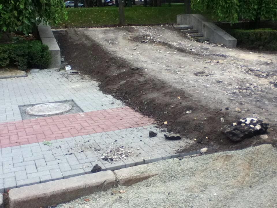 У здания правительства появилась внушительная земляная насыпь
