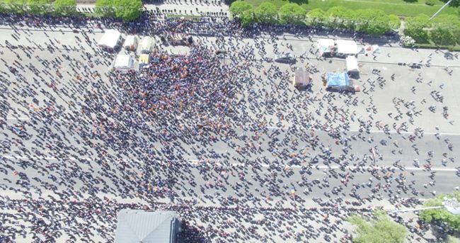 Înregistrare cu drona: mai puțini oameni decât corturi la mitingul Partidului DA