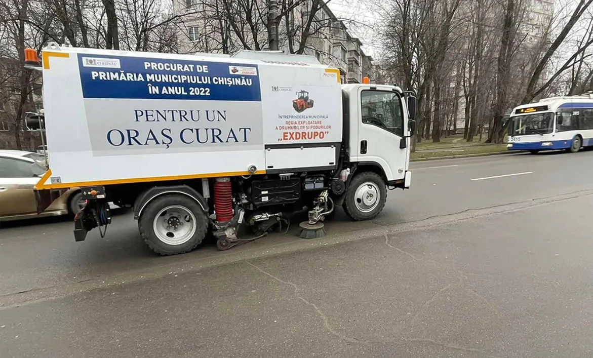 Водители жалуются на скользкие дороги, несмотря на теплую погоду