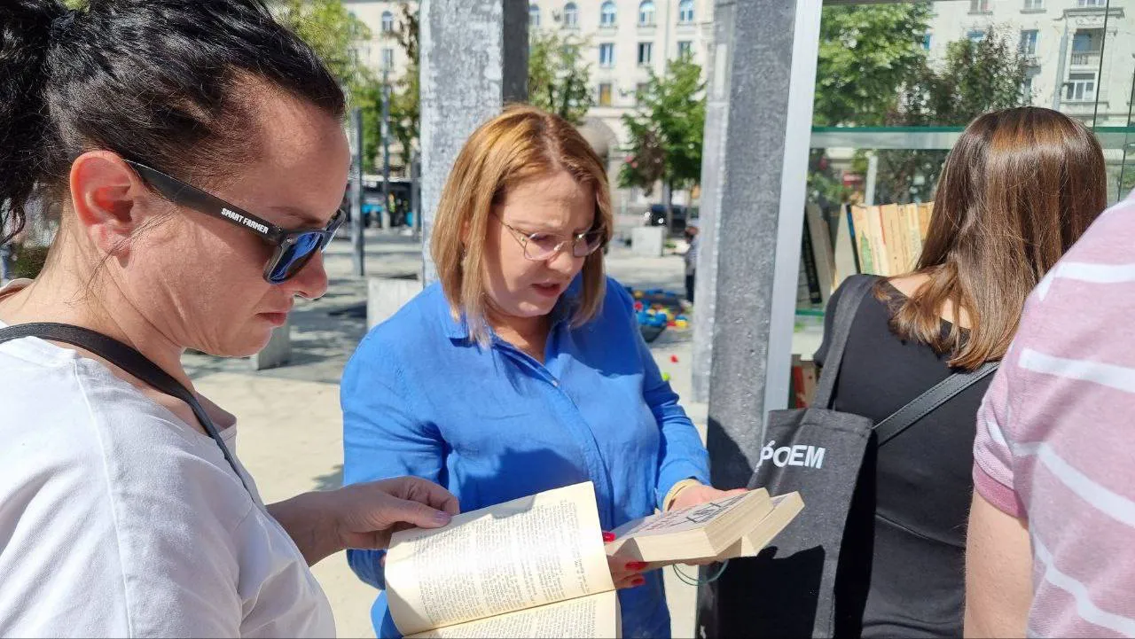 Кишинев получил в подарок книги для уличной библиотеки в сквере "Михай Еминеску"