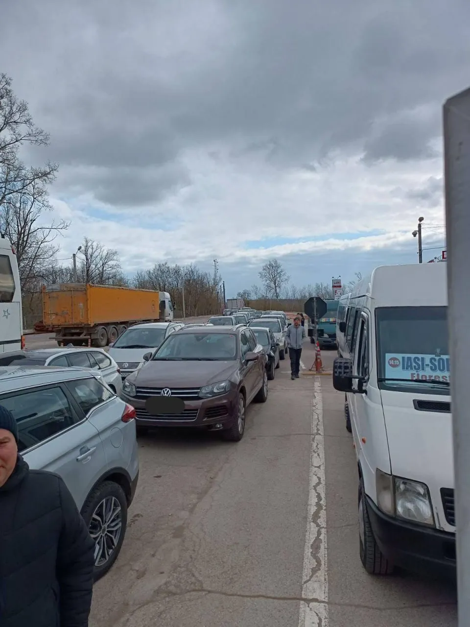 На въезде и выезде из Молдовы образовались очереди на КПП