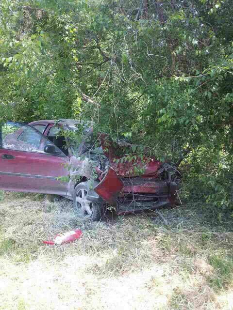 Un șofer, la spital după ce a intrat cu mașina în copac. Automobilul, făcut zob