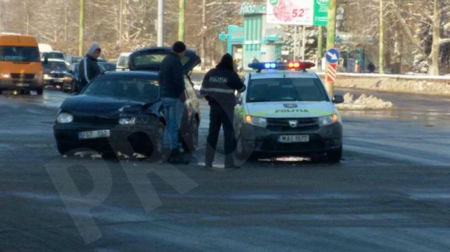 В Кишиневе произошло ДТП с участием полицейской машины