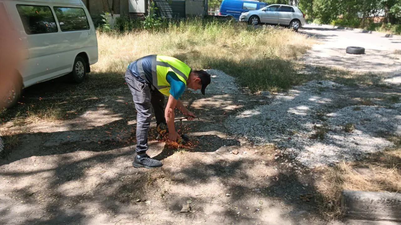 Dispozitivele ilegale de parcare, demontate în sectorul Ciocana al Capitalei