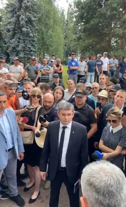 Фермеры на тракторах попытались подъехать к зданию парламента