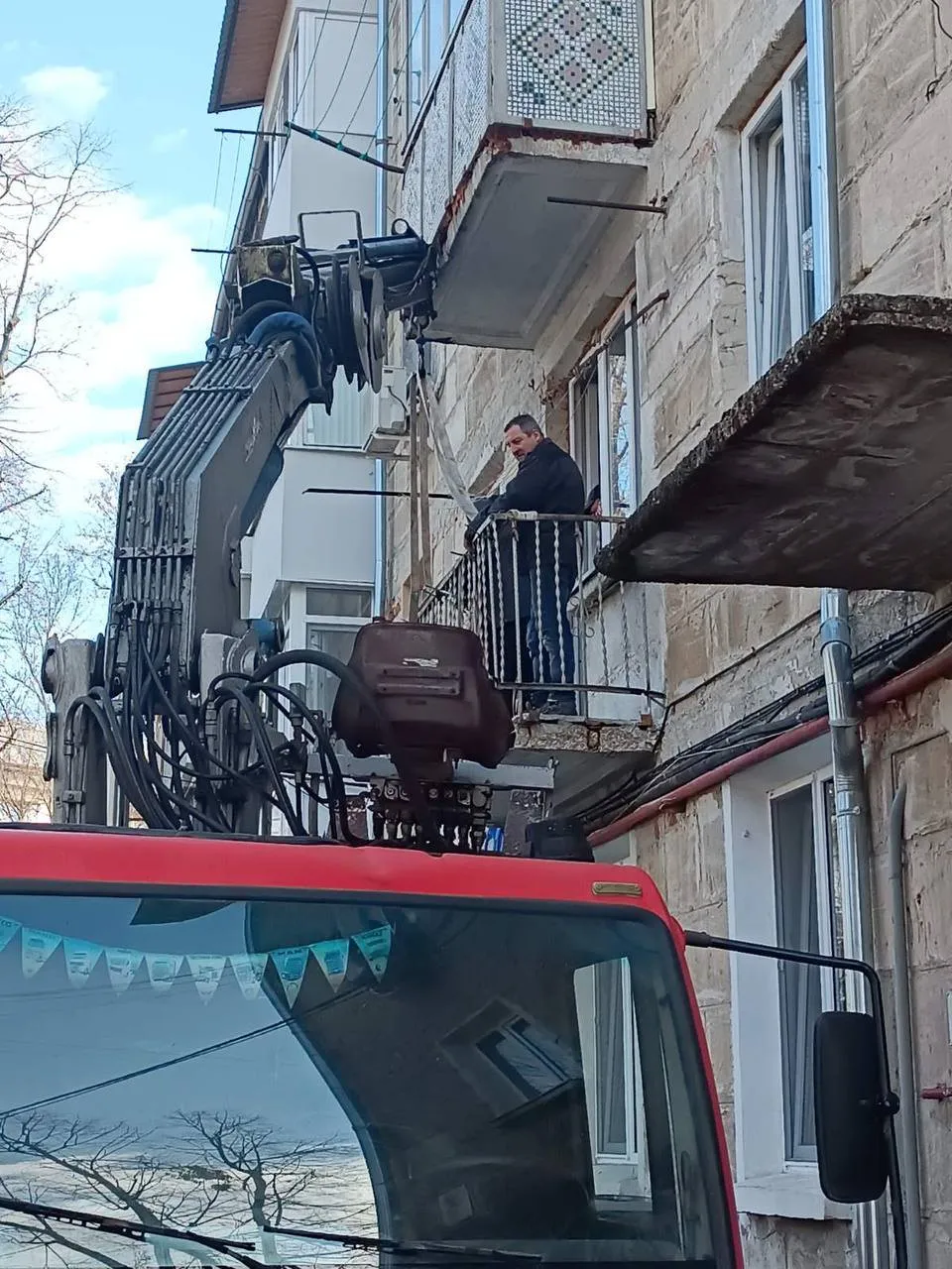 Balconul unui bloc de locuit din Capitală, pe cale să se prăbușească