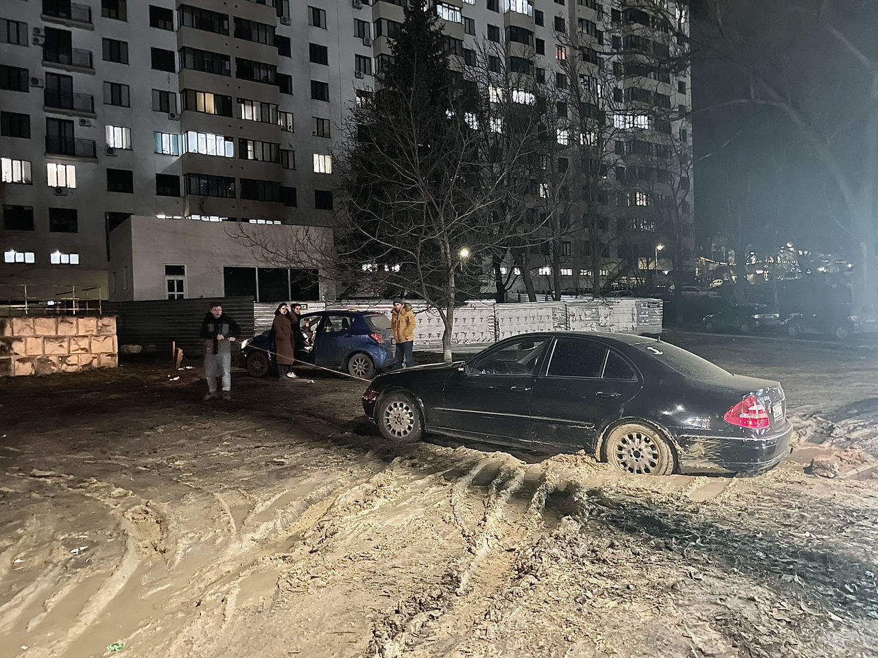 Газон у канатной дороги в Кишиневе превратили в парковку